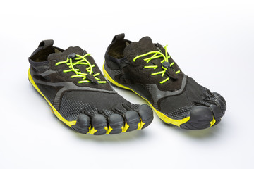 Grau/gelbe Barfuss Schuhe, mit weissem Hintergrund
