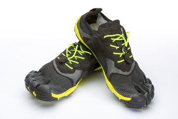 Grau/gelbe Barfuss Schuhe, mit weissem Hintergrund