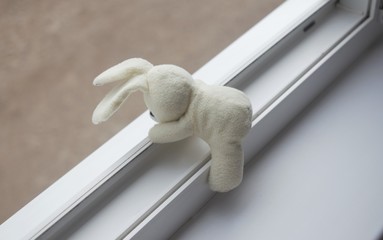 juguete en el alféizar de la ventana situación peligrosa para un niño