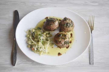 Papas al horno con aceite de linaza, ensalada de repollo y salsa de soja durante una dieta
