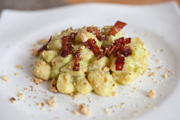 Still life cibo, piatti da ristorante. Food service e fotografie gustose di primi piatti fatti in casa, gnocchi handmade pancetta, guanciale, pistacchio e pan grattato.