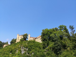 Fototapeta na wymiar Schloss Hohenschwangau vor strahlend blauem Himmel im Sonnenschein in Schwangau bei Füssen im Ostallgäu im schönen Bayern