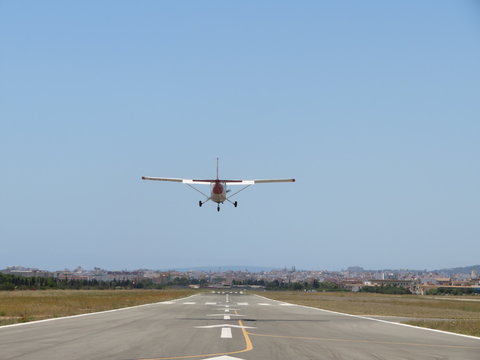 avioneta aterrizando en aerodromo