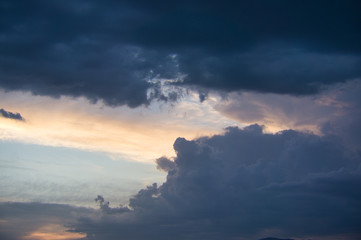 stormy sky with clouds. cielo nublado tormentoso