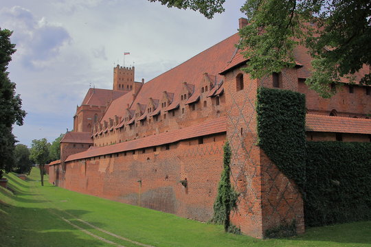 Gotycki zamek w Malborku (Polska), wzniesiony przez zakon krzyżacki; siedziba wielkich mistrzów zakonu krzyżackiego i władz Prus Zakonnych a w latach 1457 - 1772 rezydencja królów Polski.