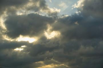 Fototapeta na wymiar stormy sky with clouds. cielo nublado tormentoso