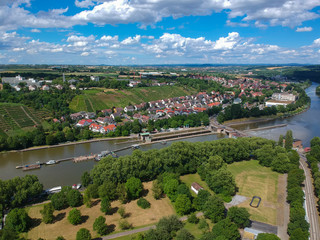 Luftaufnahme des Neckar in Stuttgart bei der Staustufe / Schleuse Hofen im Hinterhrund Weinberge und Mühlhausen