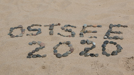 Ostsee 2020 mit Steine in den Sand geschrieben