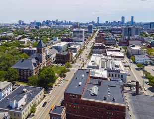 Obraz premium Cambridge City Hall aerial view with the Boston skyline at the background on Massachusetts Avenue in downtown Cambridge, Massachusetts MA, USA.