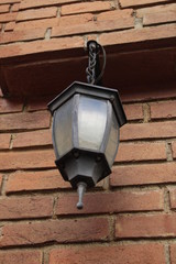 Farol con fondo de ladrillo