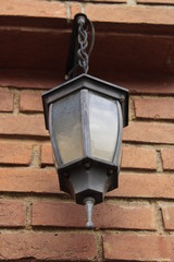 Farol con fondo de ladrillo