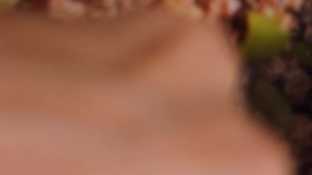 Cocinando sopa de verduras en una olla