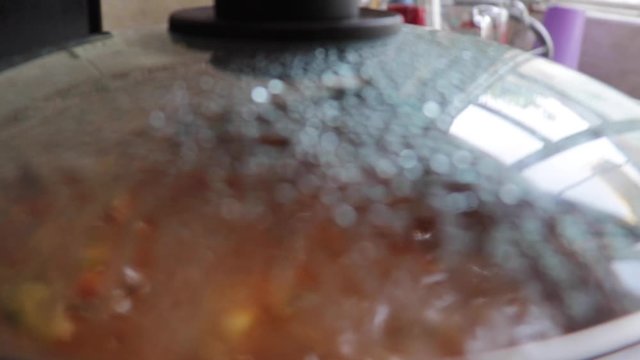 Cocinando carne en olla de vapor en la cocina