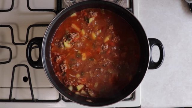Cocinando carne en olla de vapor en la cocina