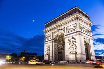 Arc de Triomphe in Paris, France during a busy night - obrazy, fototapety, plakaty