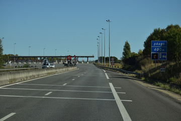 Fototapeta na wymiar En roulant : péage sur l'autoroute A62.