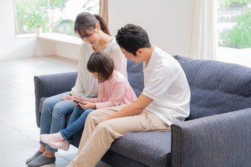 携帯を見る家族　団らん　ポートレート