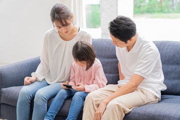 携帯を見る家族　団らん　ポートレート