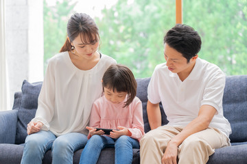 携帯を見る家族　団らん　ポートレート