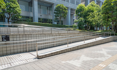 車いす利用者のためのスロープ（東京都新宿区）