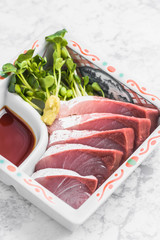 ハマチの刺し身