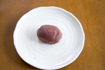 白い皿にのった1つのおはぎ