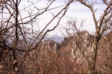 Obraz premium Scenic mountainscape with rock cliffs during mountain hiking.