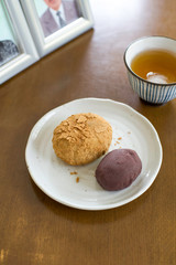 白い皿にのったぼた餅とおはぎと遺影と冷茶
