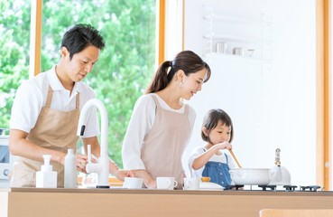 仲良くご飯を作る親子