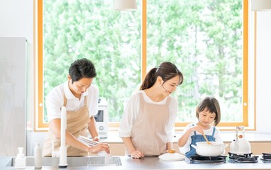 仲良くご飯を作る親子