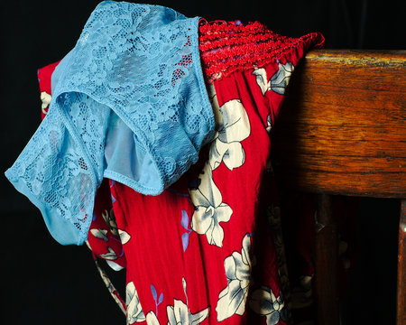Vestido de primavera y braga azul de encaje sobre silla