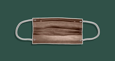 abstrakt stilisierter mundschutz mit farbigem hintergrund oder eingefärbte corona masken