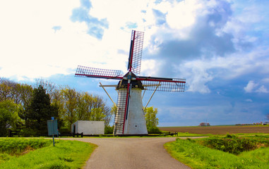 Wunderschöne Windmühle gesehen in Zeeland Niederlande.
