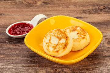 Cottage cheese pancakes with strawberry jam