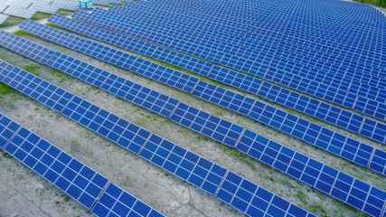 Fototapeta premium Tło tablicy paneli słonecznych widziane z góry nowoczesnej statycznej elektrowni słonecznej. Tło zielonej energii.
