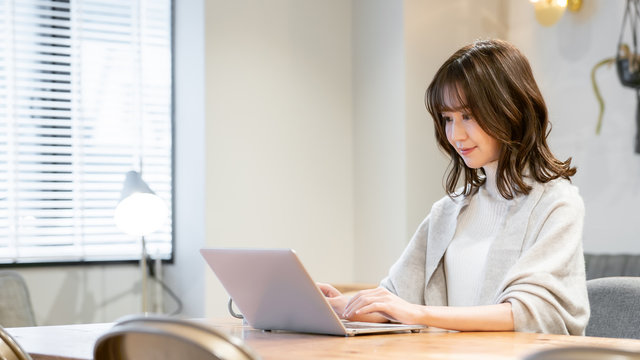 女性・カフェ
