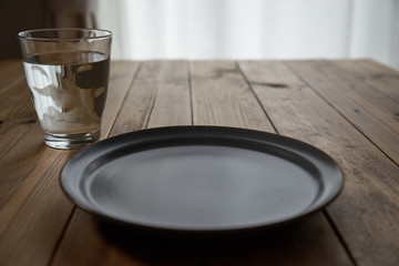 テーブルの上の皿と水の入ったコップ