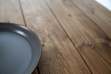 青い皿と茶色のテーブル