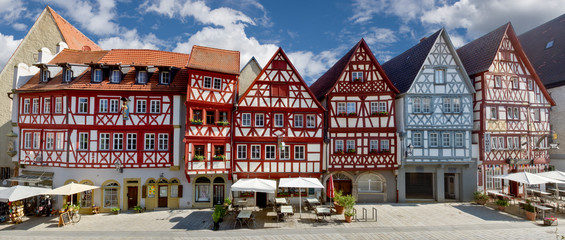 Fußgängerzone mit Fachwerkhäusern in der historischen Altstadt von Ochsenfurt