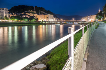 Fototapeta na wymiar view of the river in Salzburg