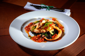 Gegrillter Octopus mit Gemüse. 