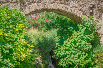 Pont de vieilles pierres d'un village provençal du sud de la France. Village de Saint Guilhem le désert, étape de saint Jacques de Compostelle, Occitanie, France.