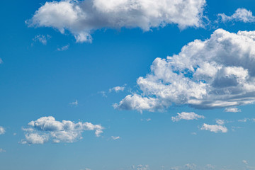 青空に浮かぶ雲