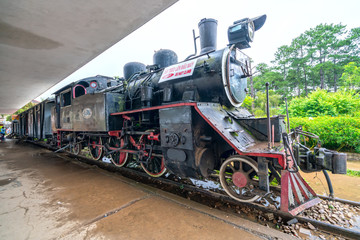 Obraz premium Old locomotive in the station, history destination for traveler, this is oldest platform from 19th century still preserved to this day in Da Lat, Vietnam