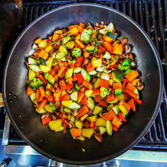 Gemüsepfanne, zubereitet auf dem Frill, Alternative zu Fleisch, gesund, lecker, vegan, vegetarisch