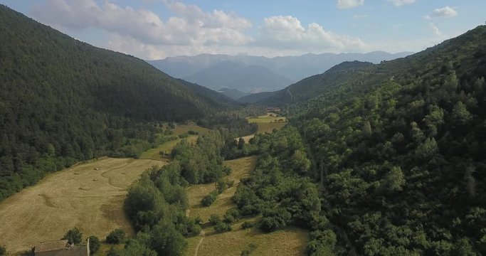 Valle entre monta&ntilde;as