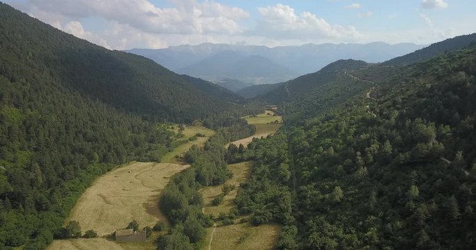 Valle entre monta&ntilde;as