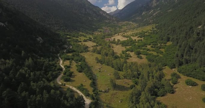 Valle entre monta&ntilde;as