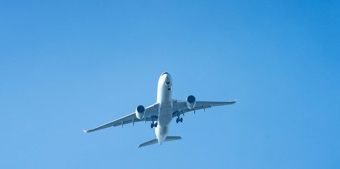 旅客機・飛行機・青空