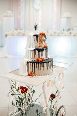 Hochzeitstorte auf einem schönen handgemachten Stand